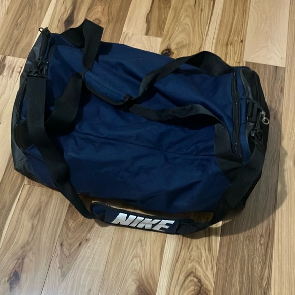 Navy Nike training duffel - Picture 2 of 10